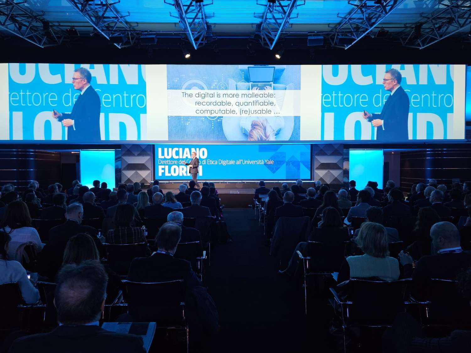 SCHERMOCONFINESTRELIVEEBACKDROP-LED1